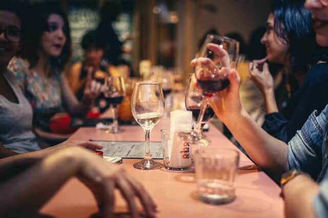  Gente tomando vino